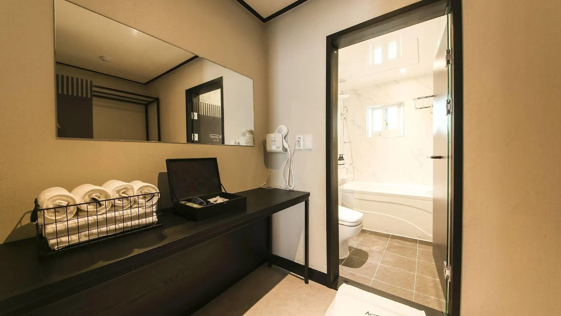 Almond Hotel Gupo Station Busan