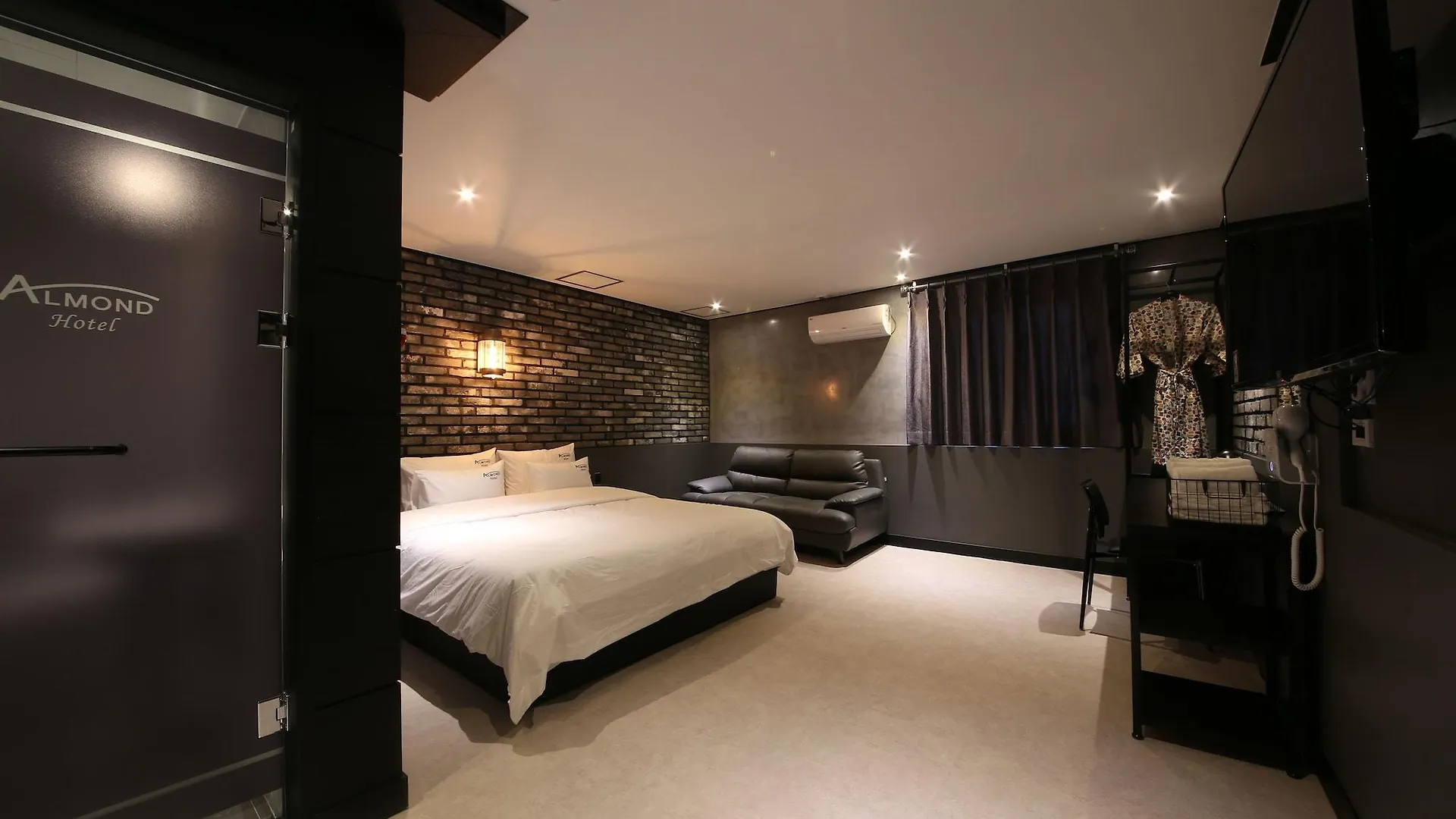 Almond Hotel Gupo Station Busan