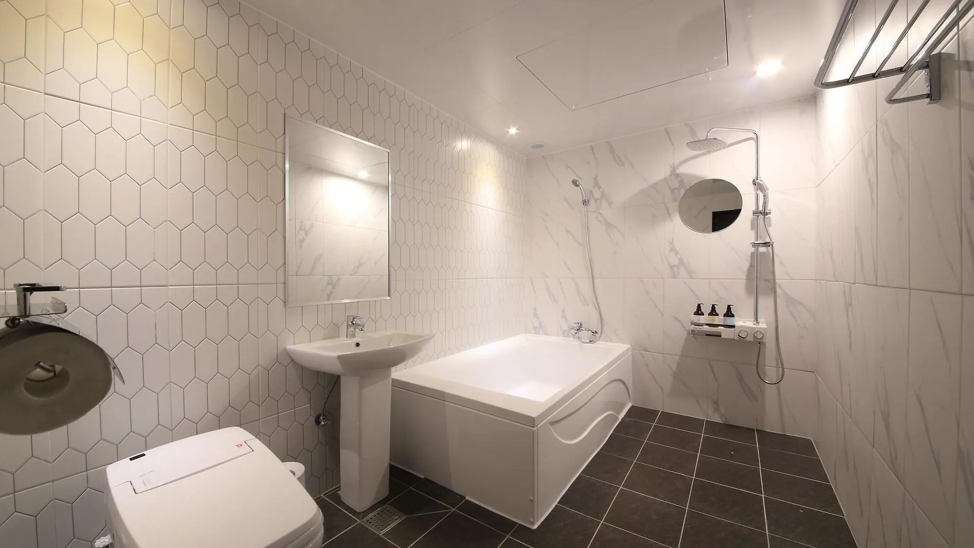 Almond Hotel Gupo Station Busan