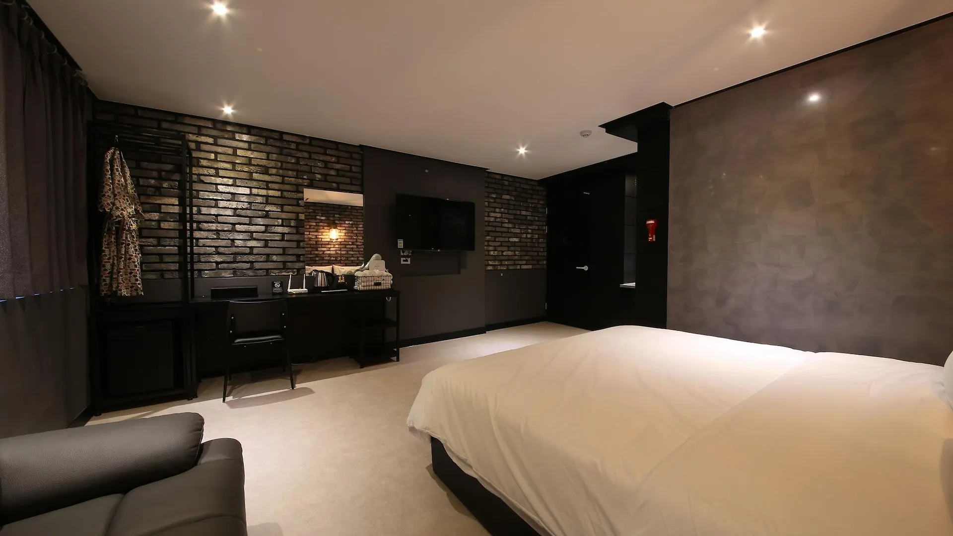 **  Almond Hotel Gupo Station Busan South Korea