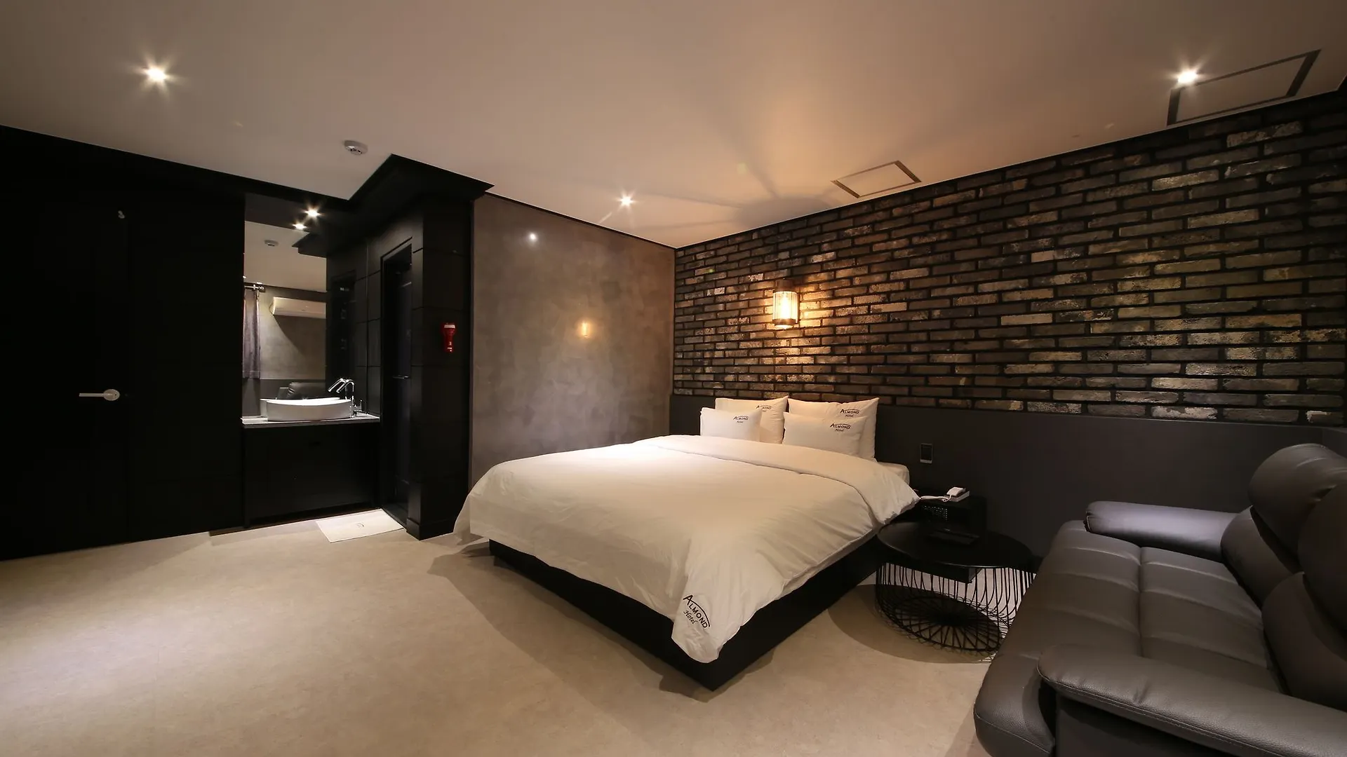 Almond Hotel Gupo Station Busan